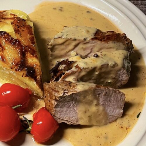 Pepparsås med potatiskaka och helstekt fläskfilé