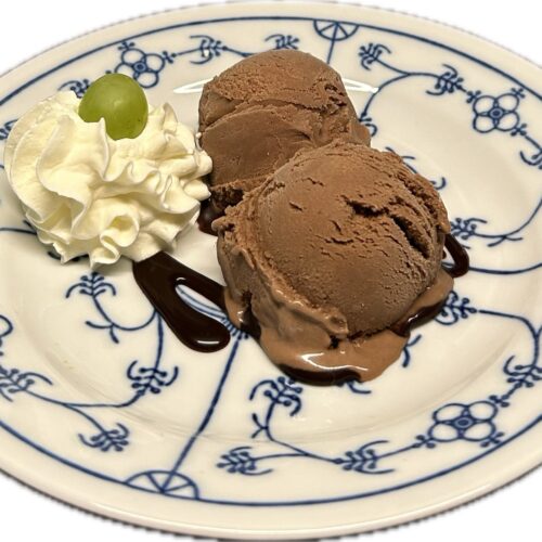 Chokladglass och vispad grädde på assiett