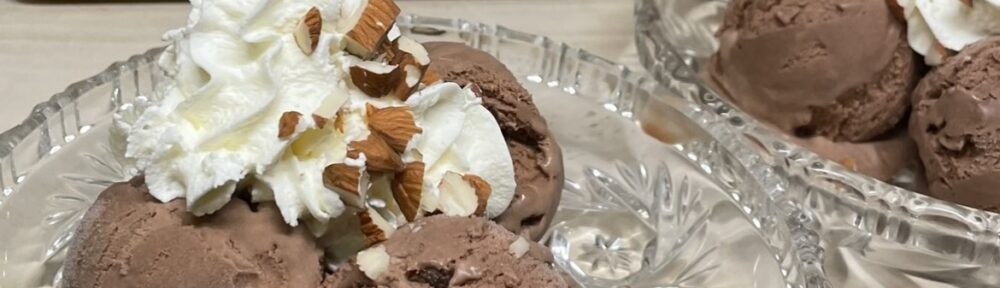 Chokladglass med vispad grädde och hackad mandel
